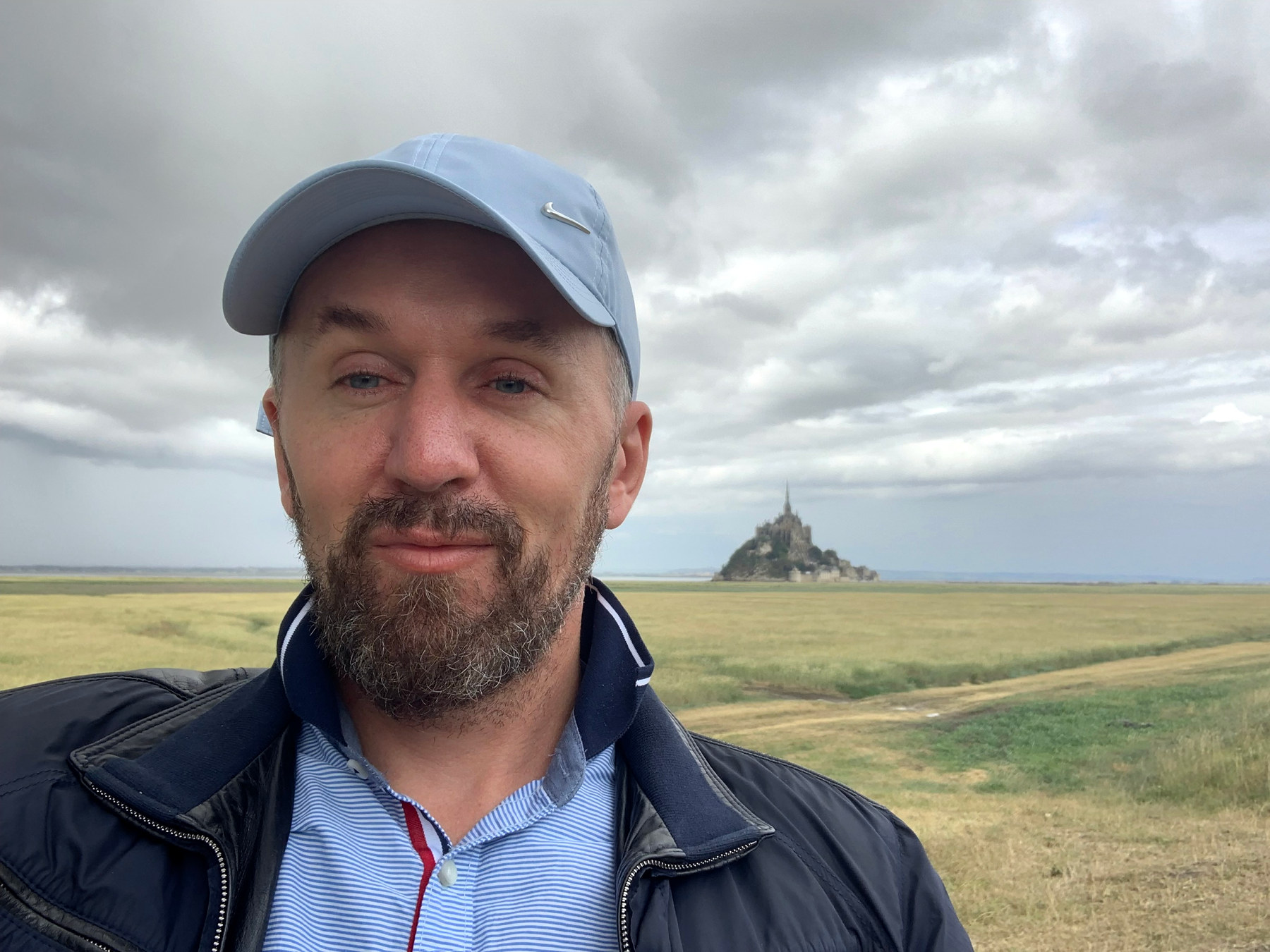 L’auteur en casquette bleue, avec le Mont-Saint-Michel au loin.