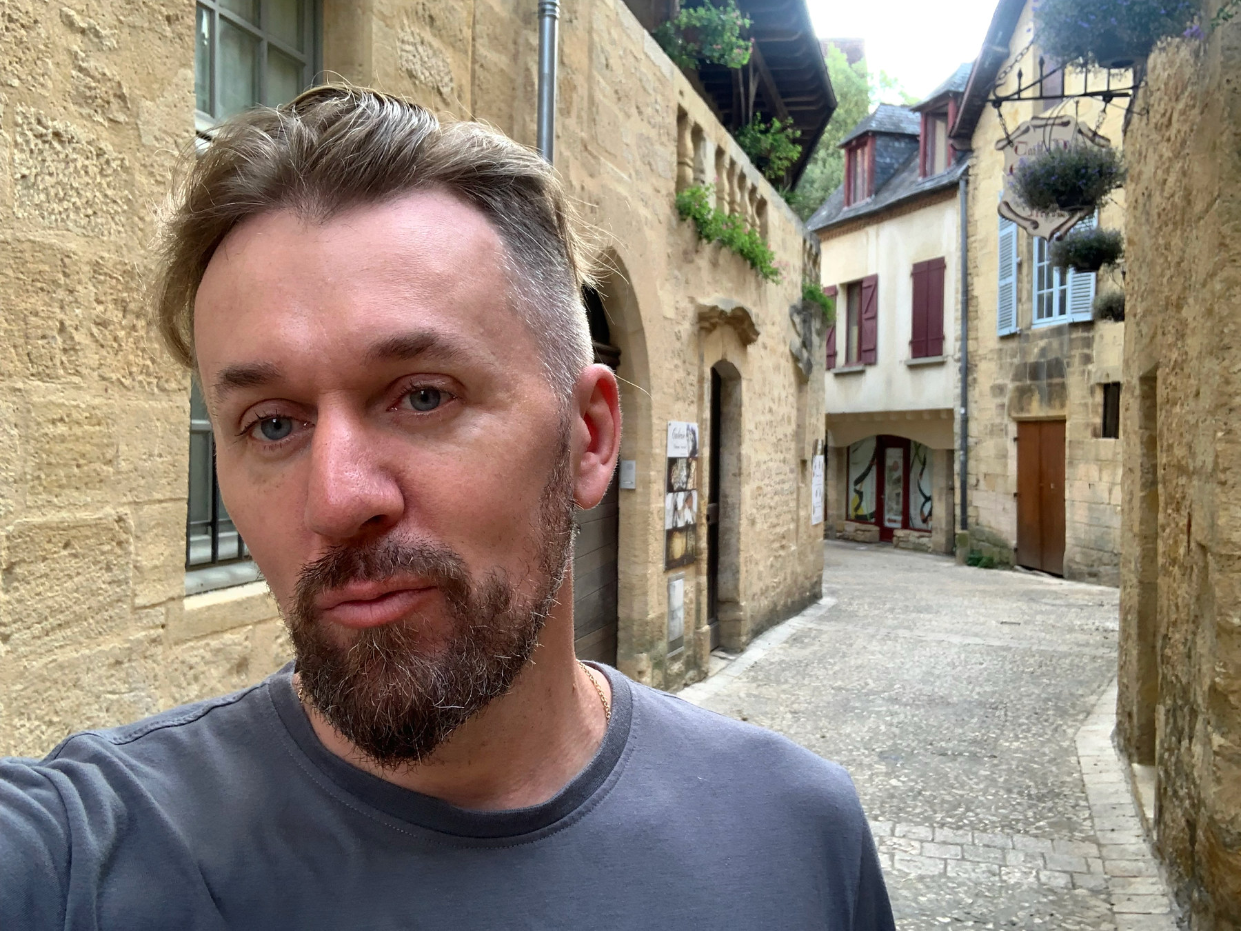 L’auteur dans une ruelle bordée de maisons de pierre.