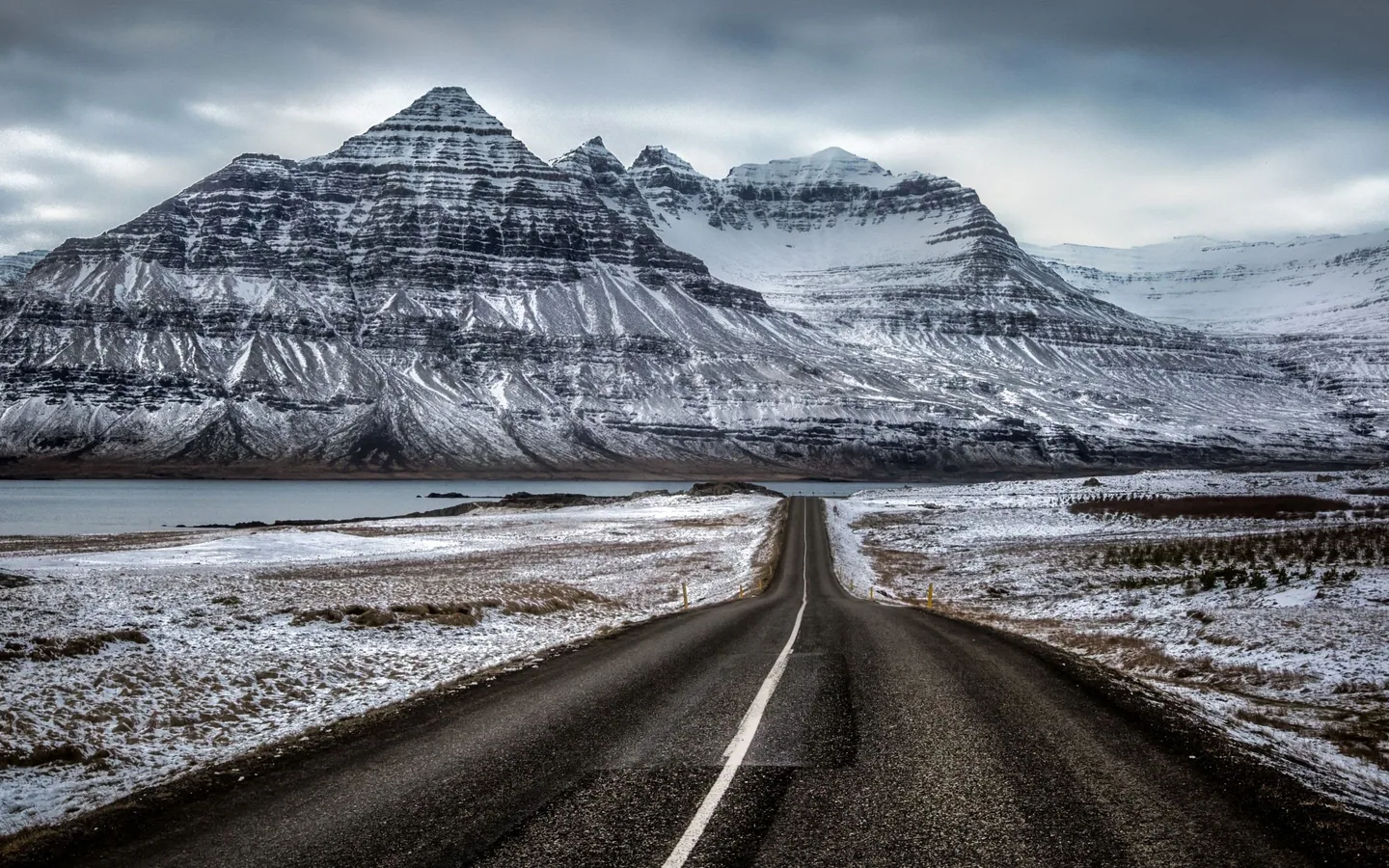 Winterliche Strasse durch die Berge