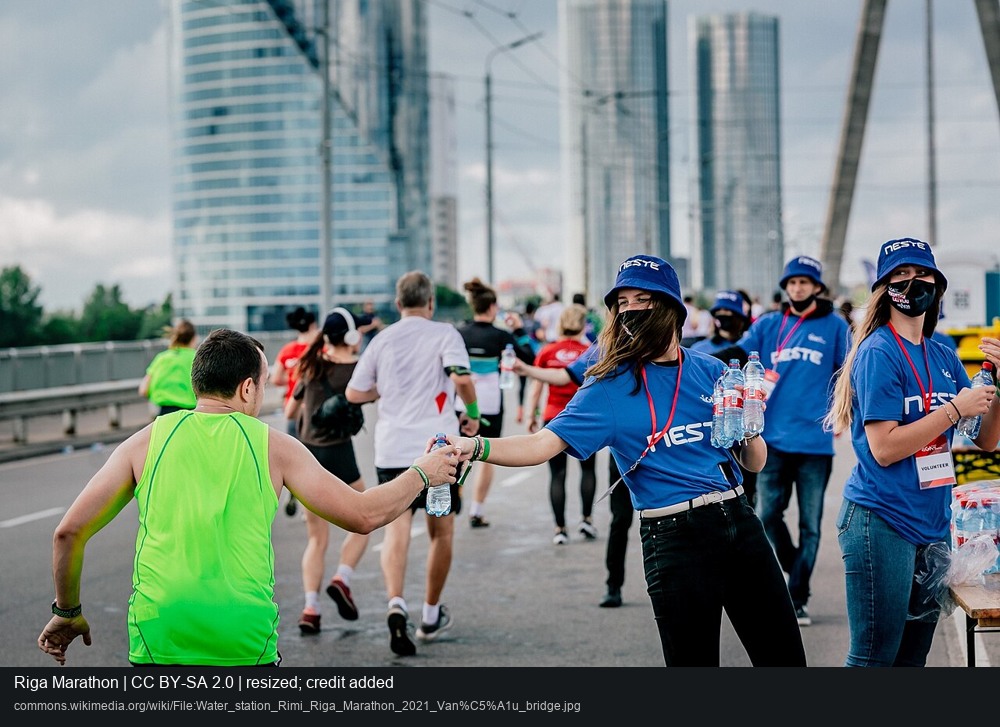 Posto de hidratação da Maratona de Riga, na ponte Vanšu