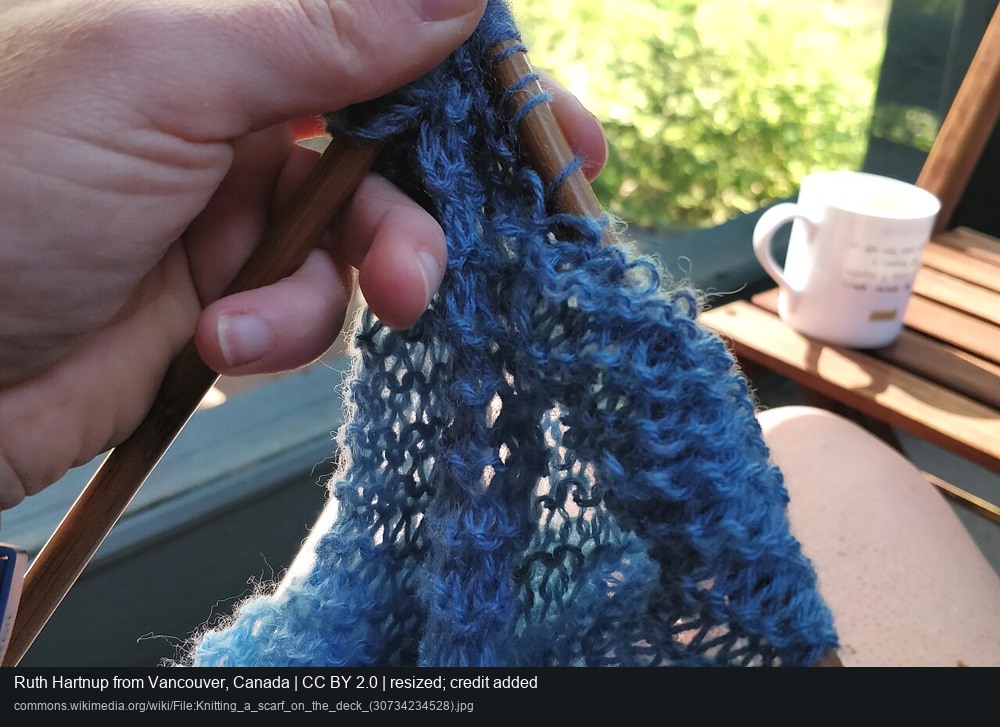 Ein Schal wird gestrickt